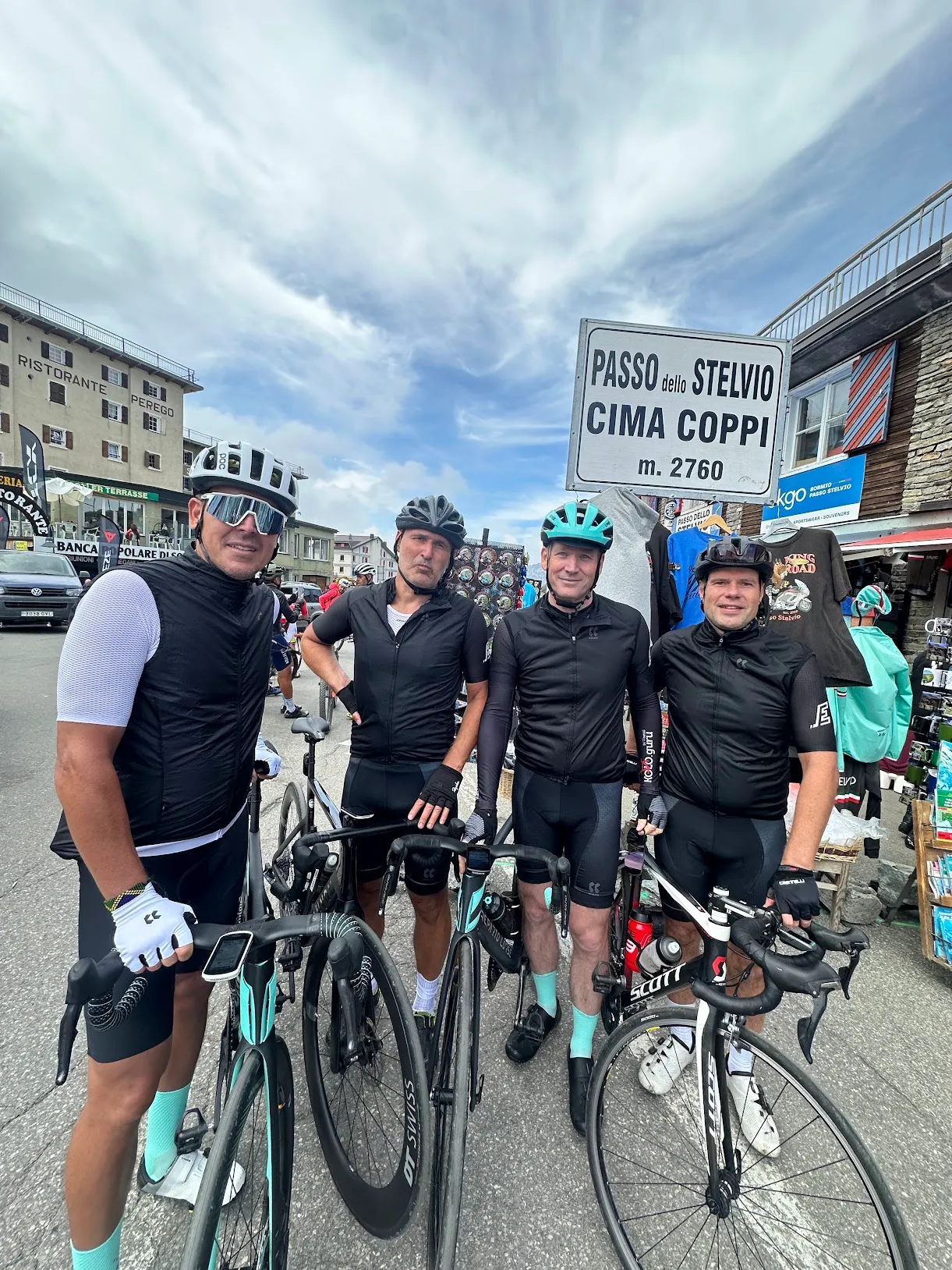 Tým u cedule Passo dello Stelvio / Cima Coppi 2760 m